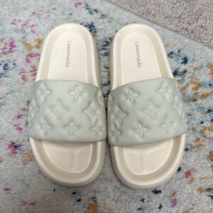 The Post Cloud Slides in Ivory- Size 8